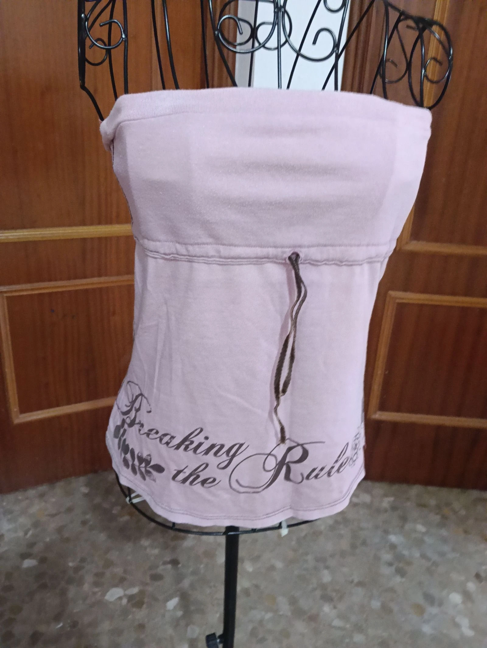 Top met halsband, roze met verstelbaar lint in het midden, bloemenprint en universiteitsstijl op de achterkant – photo 13